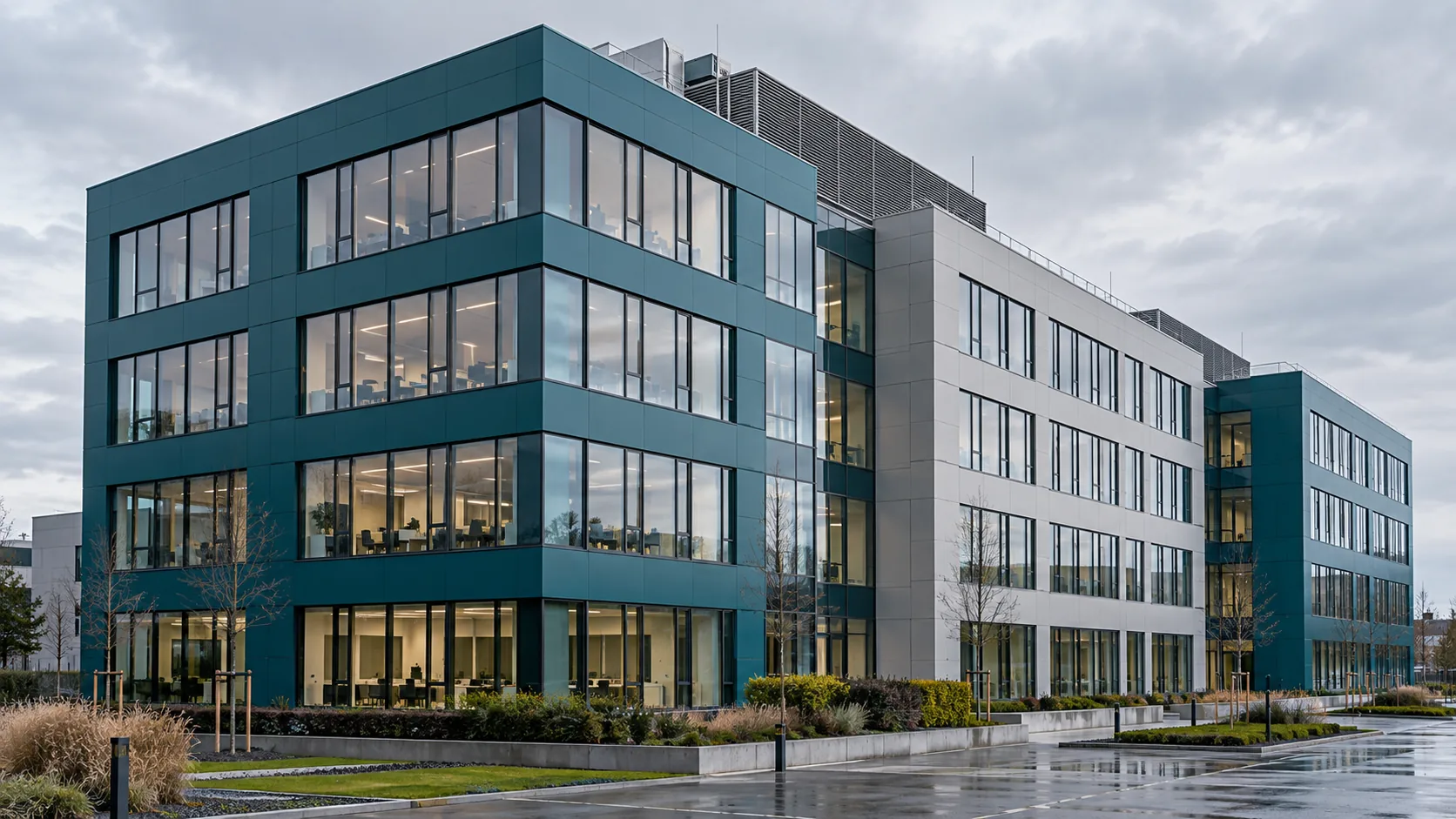 Ensemble de bureaux aux façades régulières sous un ciel neutre.